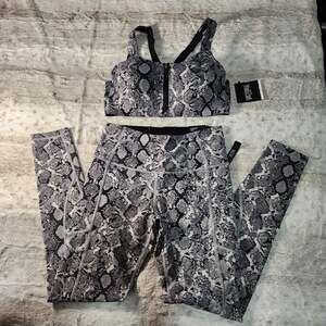 NWT Victoria's Sport Incredible Knockout Bra and Knockout Tight Set 34D / Small